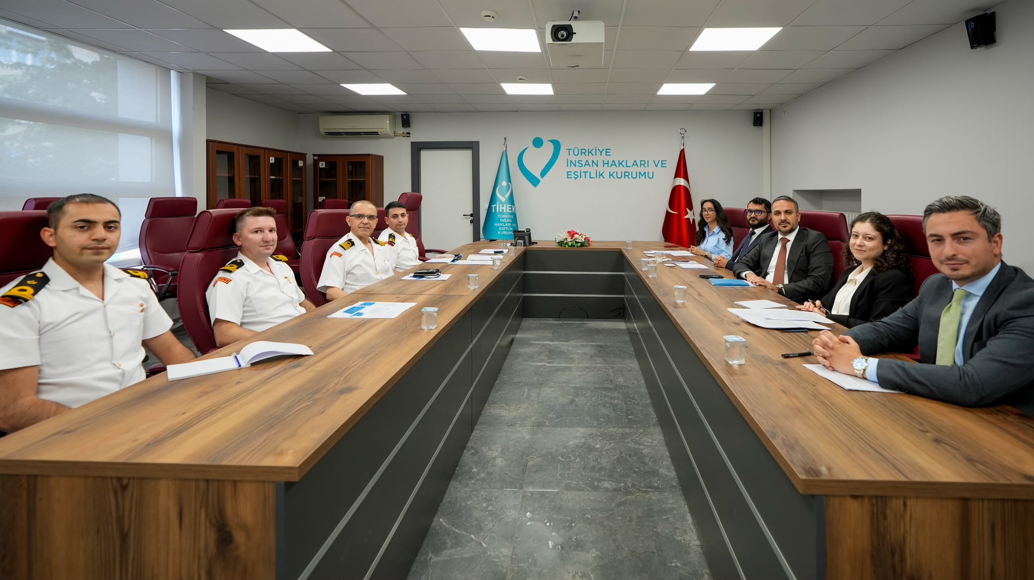 Sahil Güvenlik Komutanlığı ile Türkiye İnsan Hakları ve Eşitlik Kurumu Arasında Göçmen Bekleme Alanlarına ve Nezarethanelere İlişkin Toplantı Gerçekleştirildi