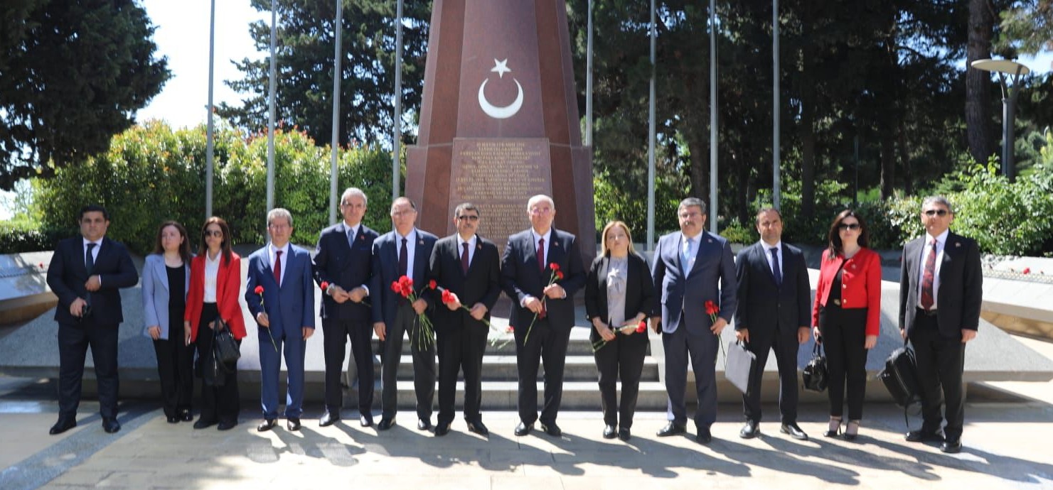 TİHEK Başkanı Vasip Şahin ve Beraberindeki Heyet Bakü’de Şehitlikleri Ziyaret Etti