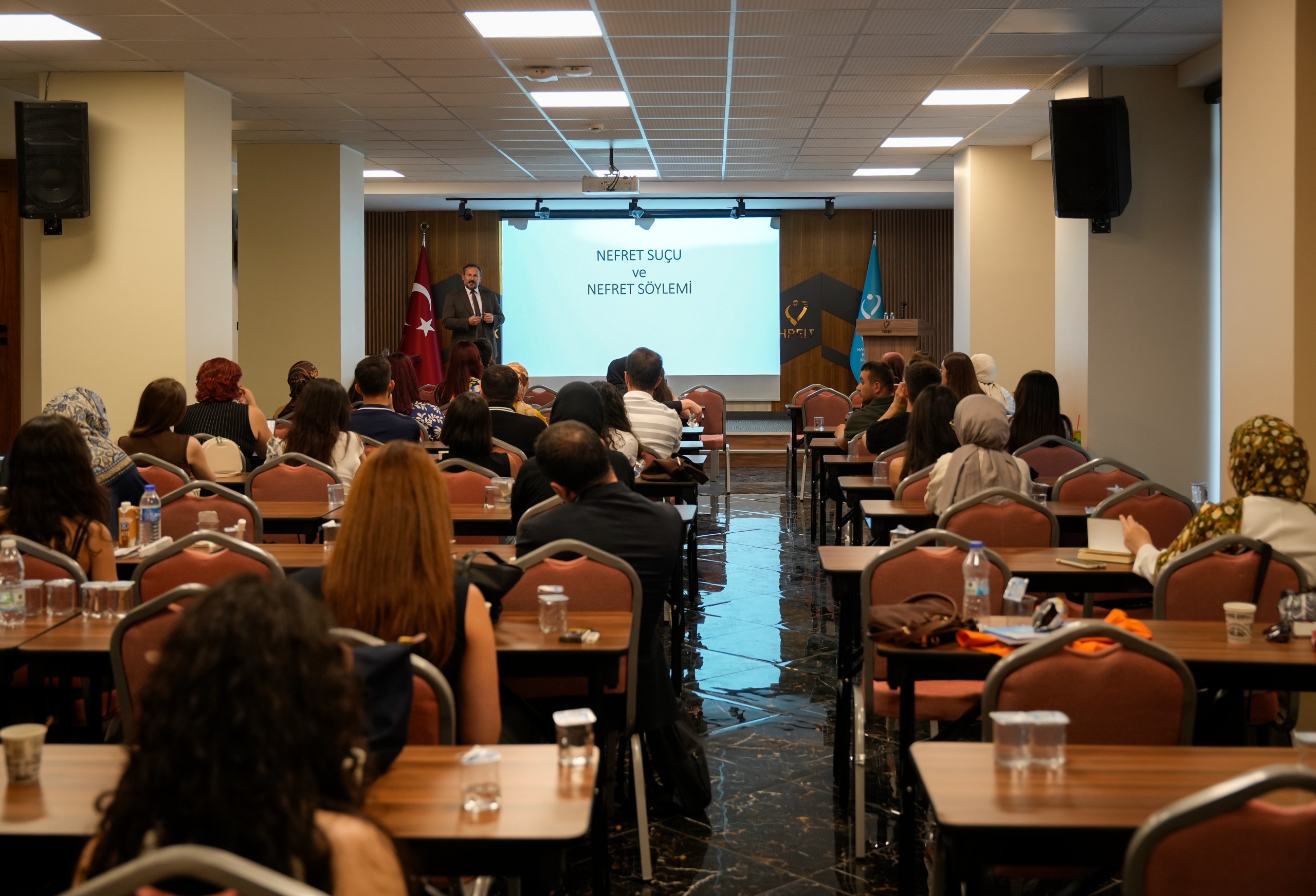 Türkiye İnsan Hakları ve Eşitlik Kurulu Üyesi Dr. Ömer ÇELEN İnsan Hakları ve Eşitlik Hukuku Seminerleri Sertifika Programı Kapsamında Nefret Söylemi Konulu Sunum Gerçekleştirdi